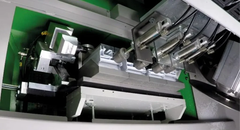 URBAN Machinery - UNS 4590 Notch Saw Closeup indise
