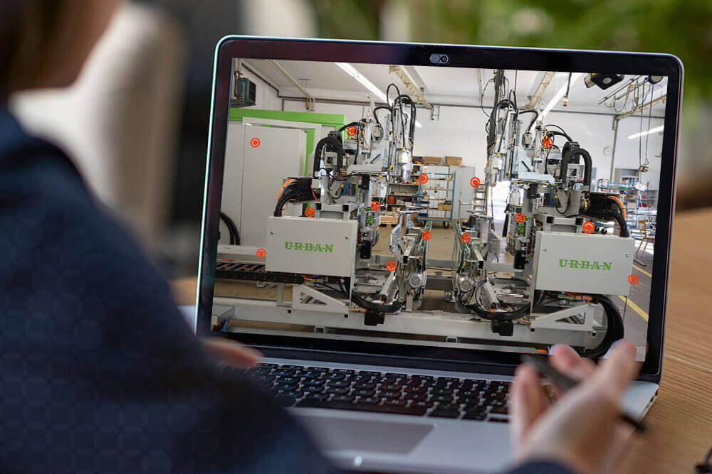 Urban-Aufzeichnung-Interessent-schaut-Urban-3D-Tour-am-Laptop Urban-Aufzeichnung-Interessent-schaut-Urban-3D-Tour-am-Laptop